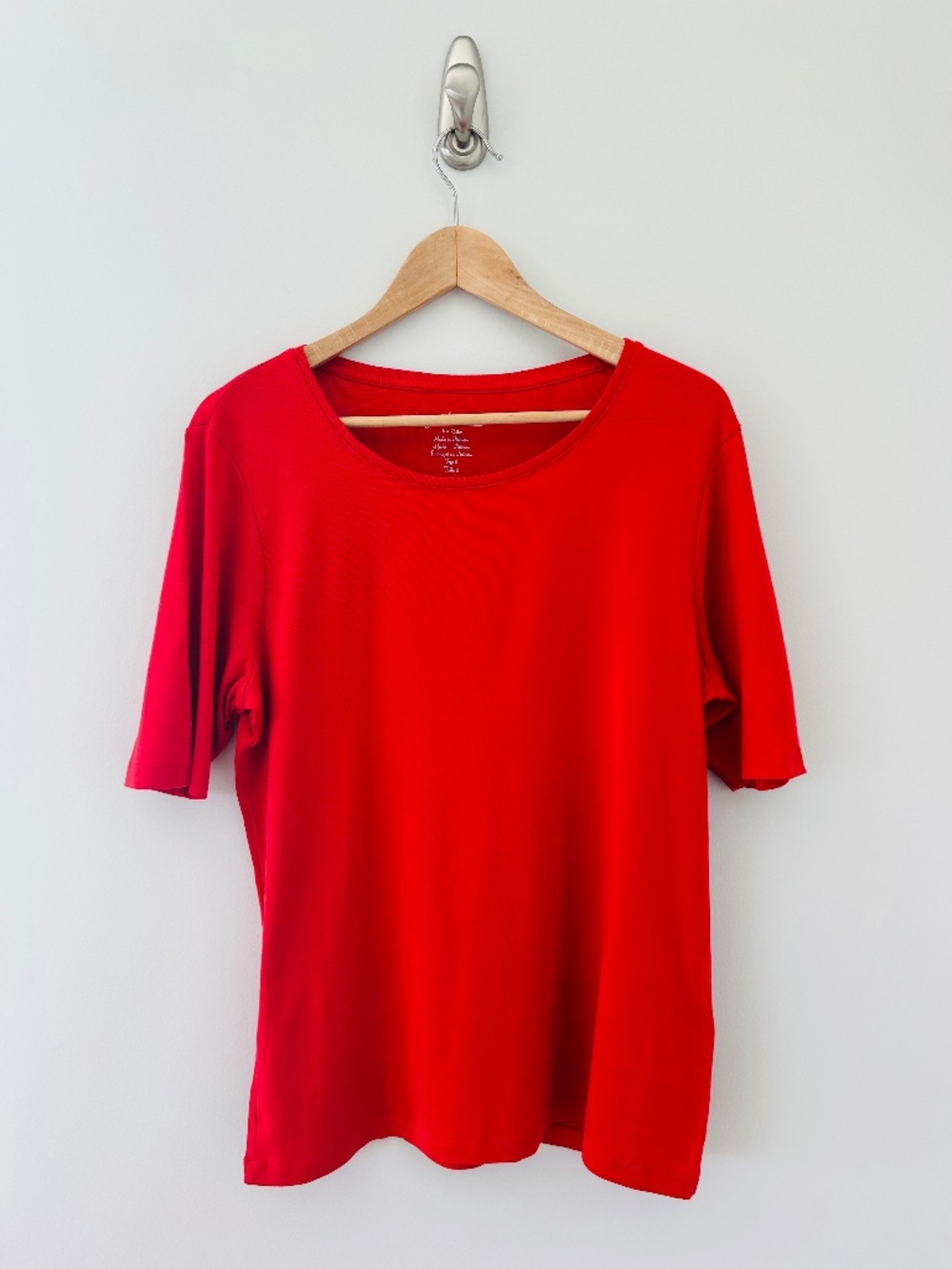 Chicos Ultimate Tee Round Neck in Vibrant Red Sz 2/L EUC